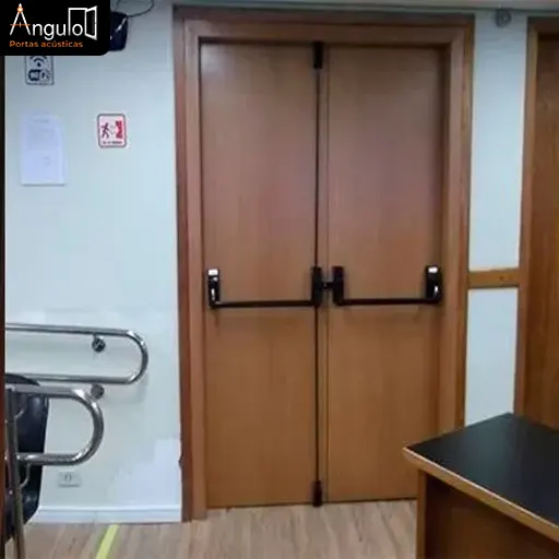 vantagens porta acústica madeira para estúdios